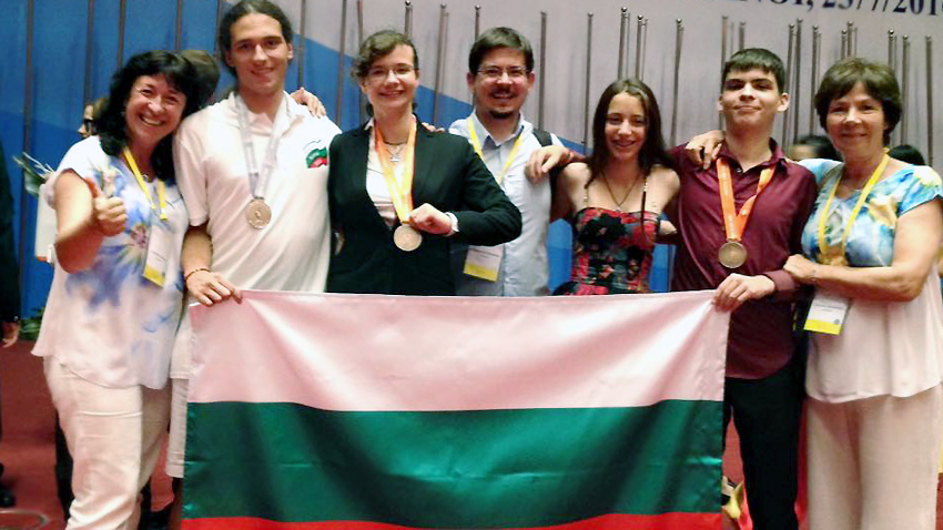 Цветослав Георгиев (вторият отляво) с българския отбор в Ханой