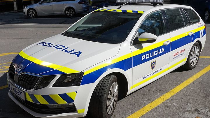 Словенската полиция е намерила трима нелегални мигранти скрити в камион