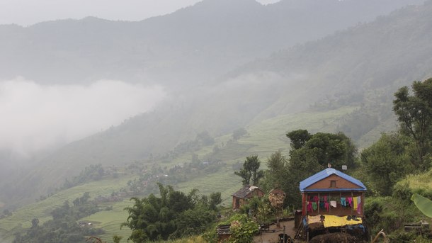 Броят на загиналите при катастрофа на пътнически автобус в Непал нарасна