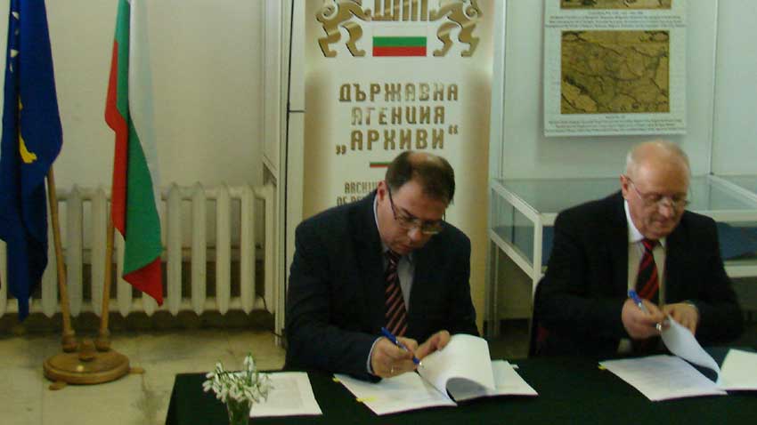 Nënshkrimi i memorandumit të bashkëpunimit nga kryetarët e agjencive arkivore të Bullgarisë dhe të Kosovës Mihail Gruev dhe Ramë Manaj