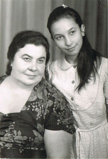 Недялка Керанова с дъщеря си Антония, 1983 г. Снимка: личен архив.