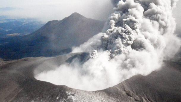 Вулкан в югозападна Япония изригна за първи път от шест