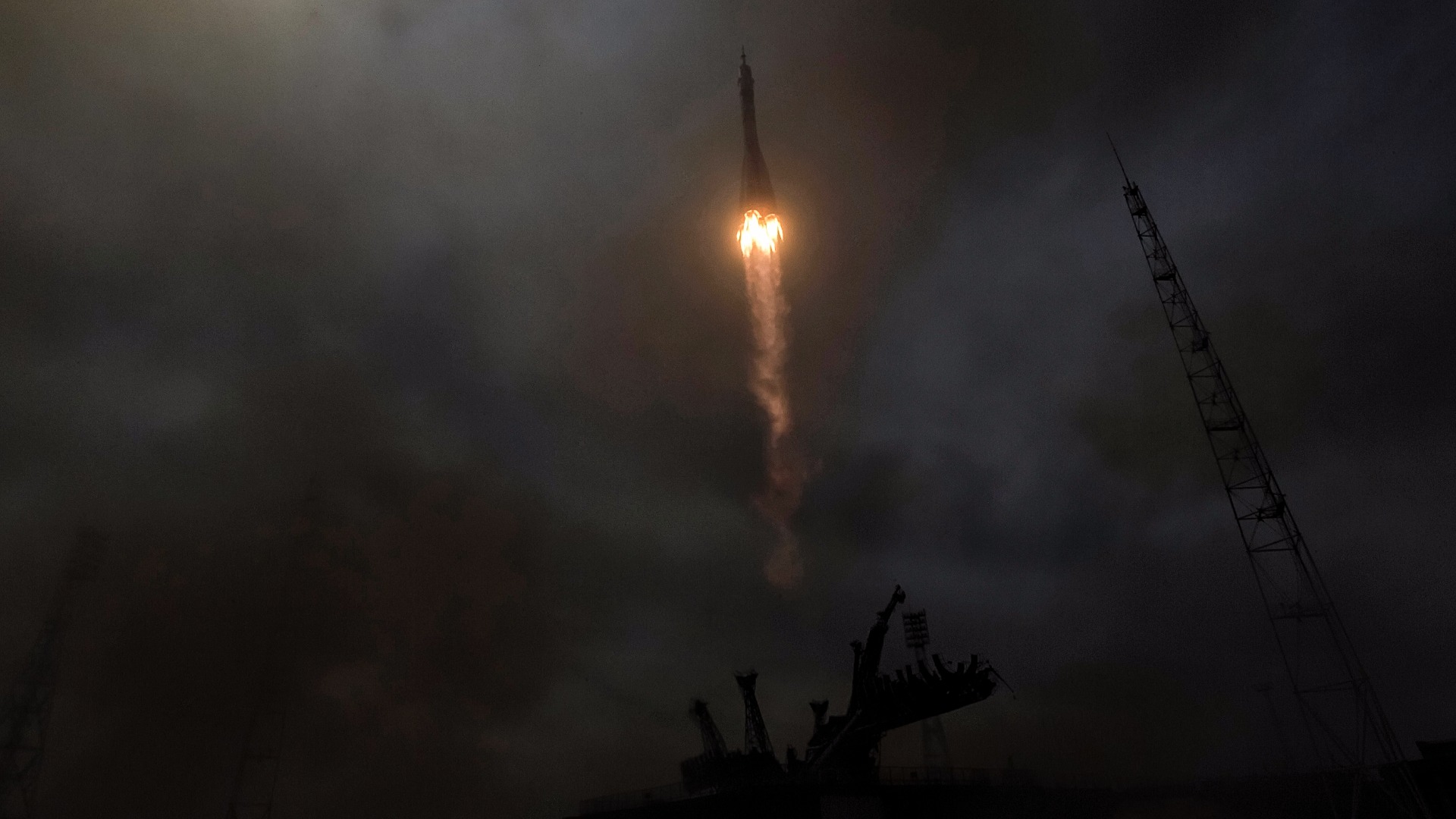 Американската компания Спейс Екс за пореден път изстреля успешно ракетата