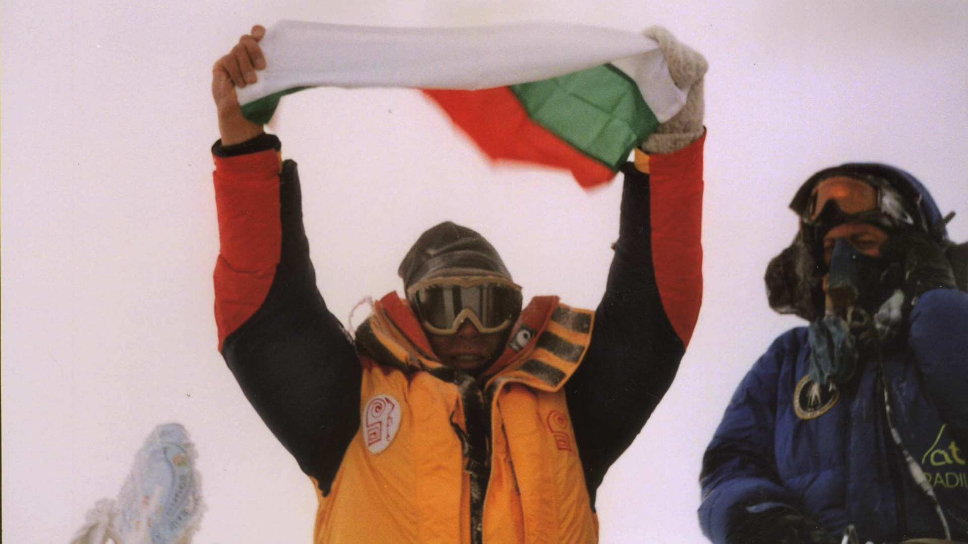 Днес се навършват 14 години откакто трима българи изкачиха Еверест
