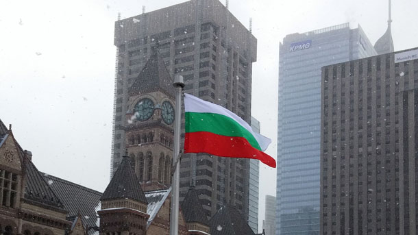 Националният флаг на България, издигнат в кметството в Торонто  Архивна снимка: Цветан Ангелов