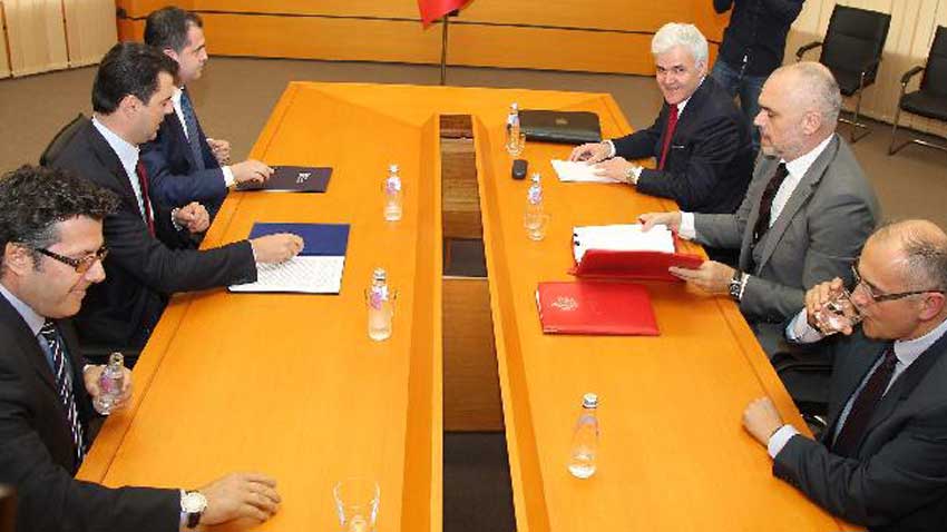 Люльзим Баша (слева) и Эди Рама во время переговоров. Фото: lsaphoto.com