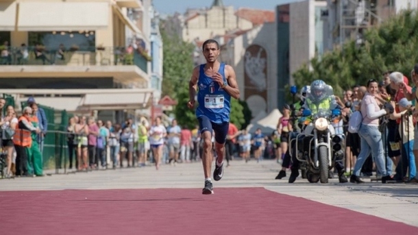 Състезаващият се за Италия мароканец Ахмед Насеф триумфира на маратона