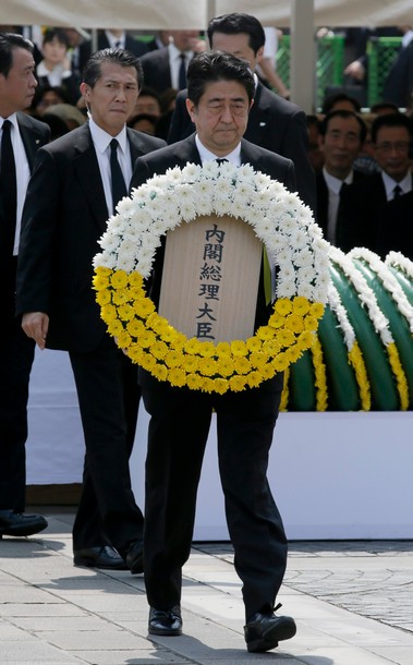 Премиерът Шиндзо Абе полага венец в памет на жертвите
