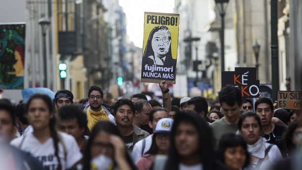 Полицията в Перу използва сълзотворен газ и се сблъска с