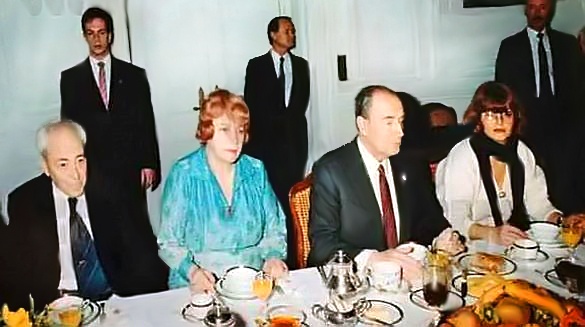 Al.Chéloudko, Bl.Dimitrova et K.Tchervenkova autour du Président Mitterand. Photo: archives BTA