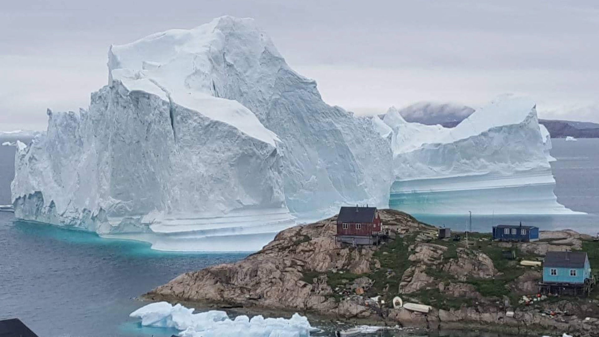 Огромен айсберг приближава малко селце на западния бряг на Гренландия