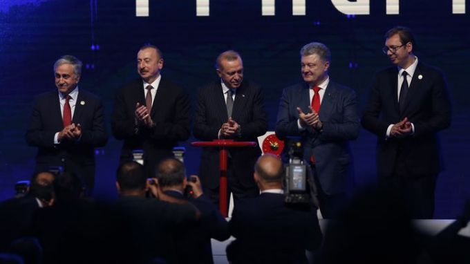 Реджеп Ердоган (в центъра) с колегите си от Сърбия Александър Вучич (вдясно), Азербайджан - Илхам Алиев (вторият отляво), Украйна – Петро Порошенко (третият отдясно) и лидерът на кипърските турци Мустафа Акънджъ (вляво) на церемонията в Ескишехир в понеделник за откриването на ТАНАП.