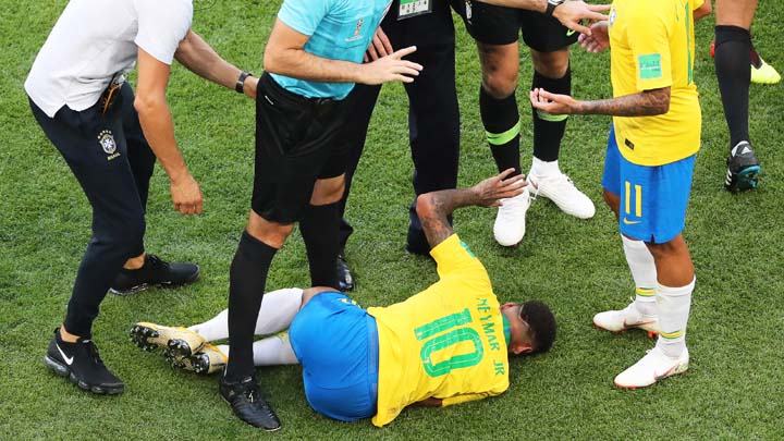 Нападателят на Бразилия Неймар е лежал на тревата общо 13 50