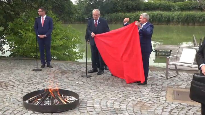 Чешкият президент Милош Земан свика пресконференция за да изгори публично
