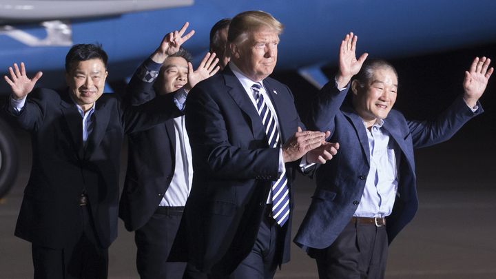 Президентът Доналд Тръмп посрещна днес край Вашингтон трима американци освободени