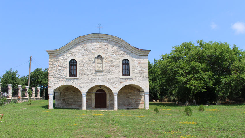 Църквата на село Езерец