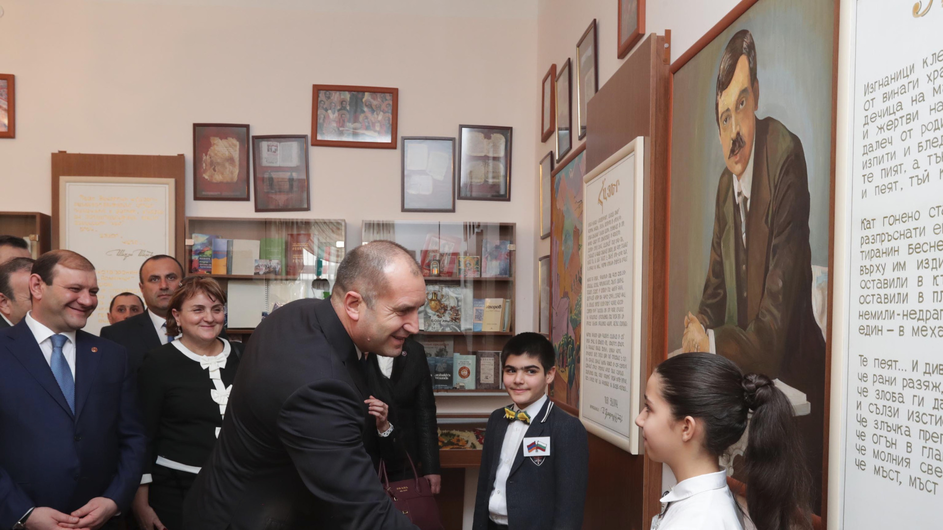 Президентът Румен Радев посети 131 во училище Пейо Яворов в Ереван