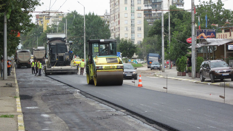 Асфалтиране на булевард 2 юни във Враца, Снимка: Жоро Александров Архив