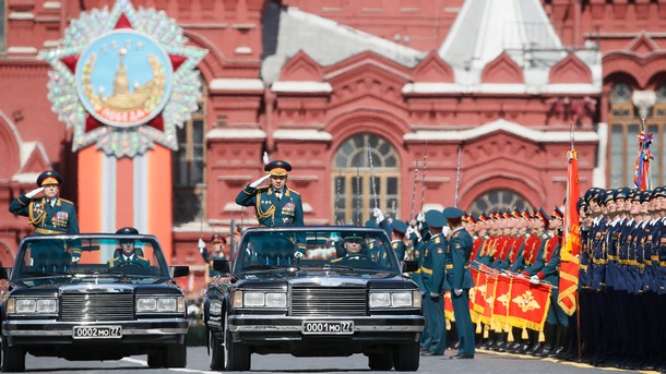 Руският министър на отбраната Сергей Шойгу приветства военнослужещите