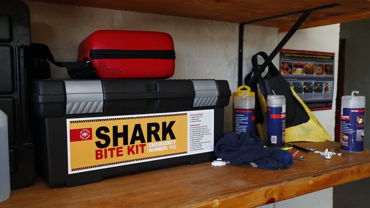 Голяма бяла акула атакува къйт сърфист на плажа Flat Rock в