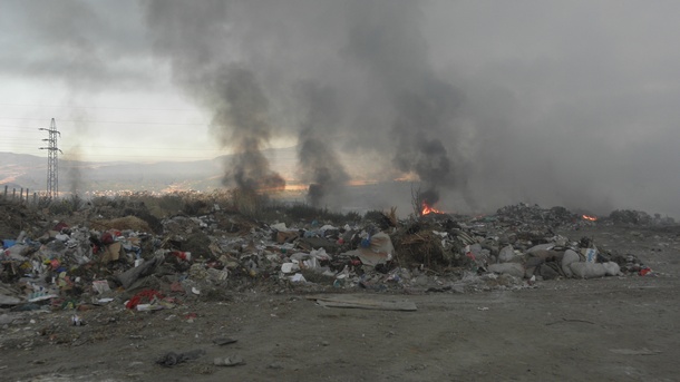 Поредно самозапалване на градското сметище край Дупница предизвика задимяване и