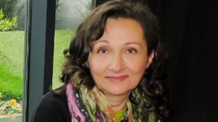 Катя Кремзер е родена в София живее и работи във