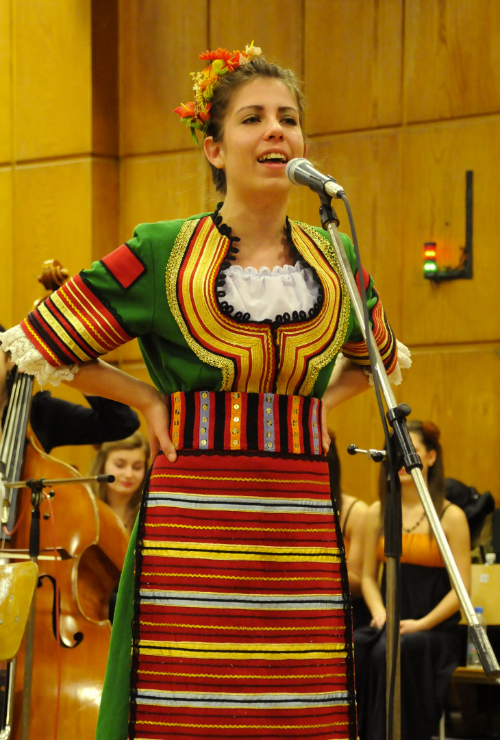 Дияна Василева в концертното студио на БНР, лауреат на конкурса „Млади фолклорни таланти”. Снимка: Евгени Димитров, Булфото