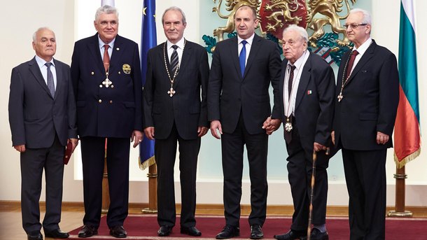 Президентът Румен Радев удостои с висши държави отличия петима известни
