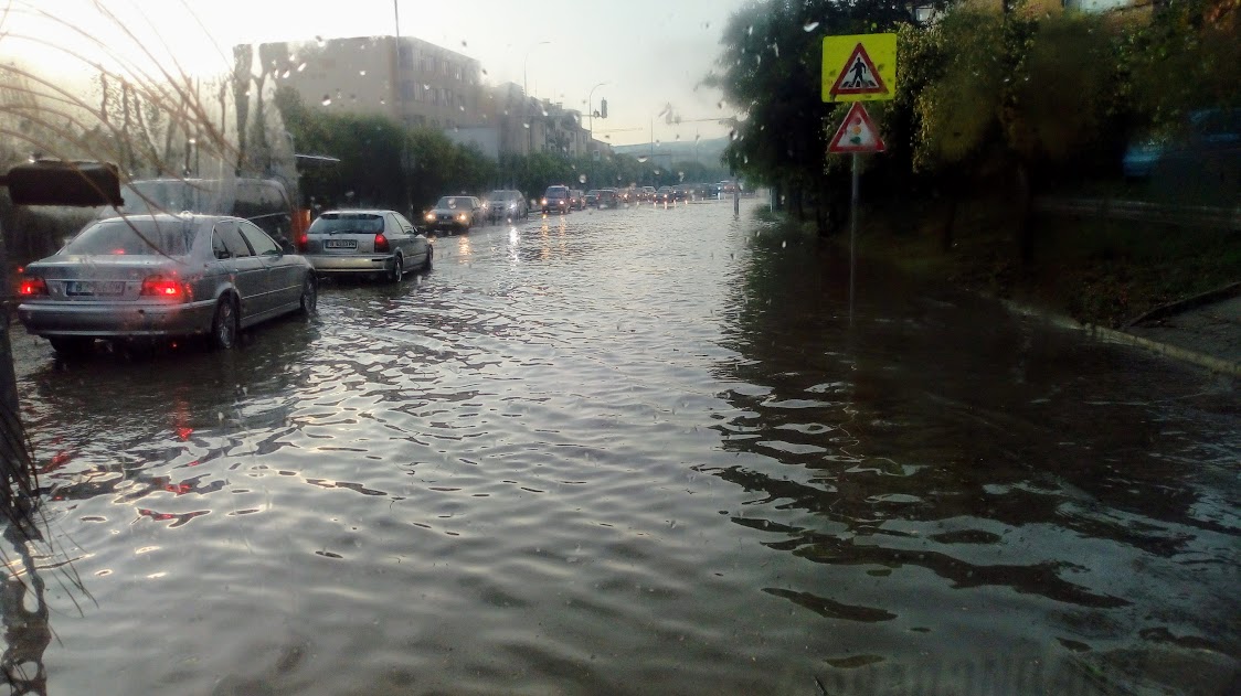 Проливен дъжд предизвика обичайните проблеми с наводнени улици и паднали