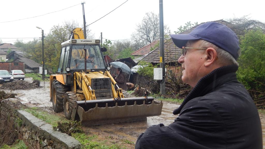 Областният управител на Видин Кръстьо Спасов в бедстващото село Плешивец 25 април 2014 година