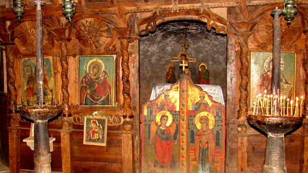 Олтар и фреске на зидовима израдили су непознати мајстори резбари и зографи.