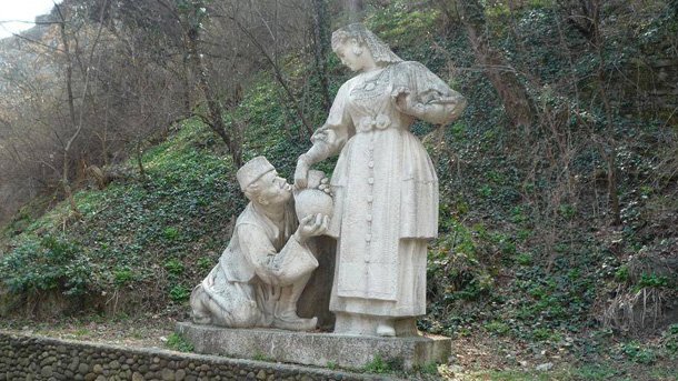La sculpture de Biala Anasta et l'élu de son coeur Yanaki, selon la légende romantique