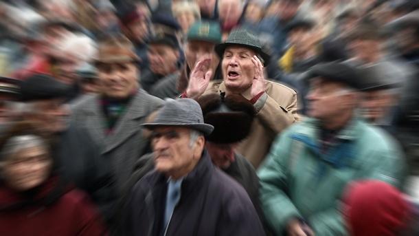 Десетки пенсионери протестират пред парламента с искания за по високи пенсии  Депутатите