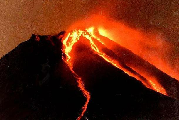 Вулканът Майон на Филипините започна да изпуска лава а експерти