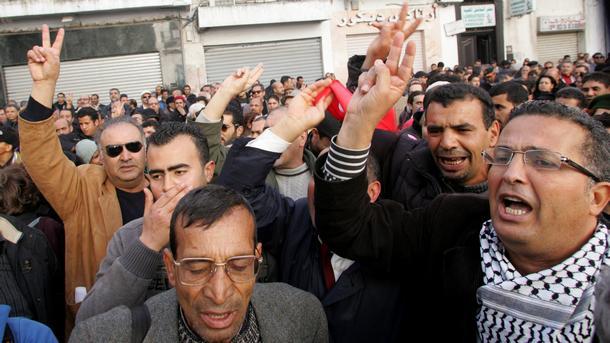 Туниската полиция използва сълзотворен газ срещу демонстранти щурмуващи супермаркет по