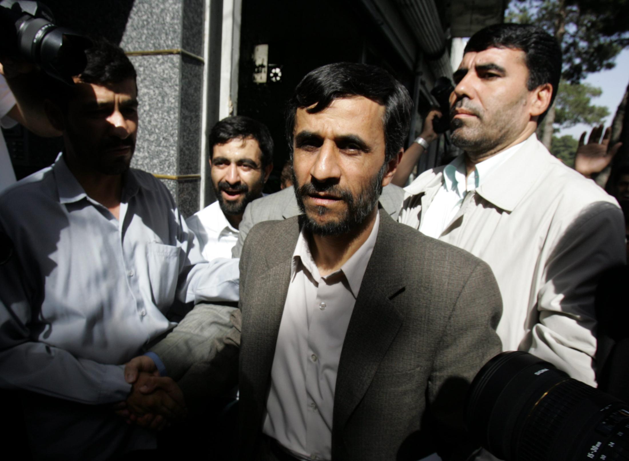 Бившият президент на Иран Махмуд Ахмадинеджад е задържан при посещение