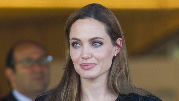 Анджелина Джоли която още не е оформила официално развода си