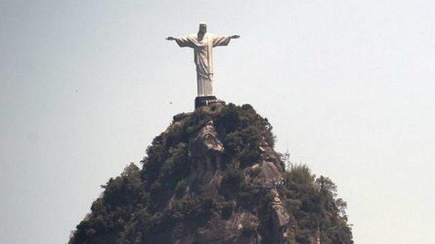 Дни преди посещението на папа Франциск в Перу, гигантска статуя