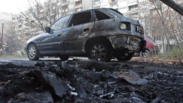 Лек автомобил  изгоря  на паркинга на жп гарата в Асеновград днес
