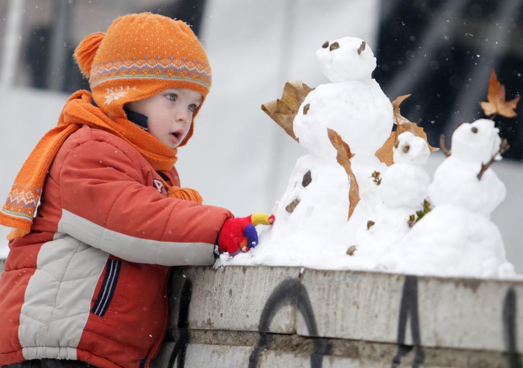 Децата обичат снега, но още не могат сами да се пазят от студа