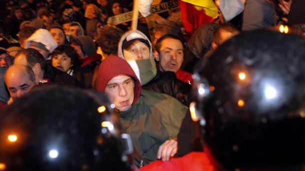 В Букурещ стотици румънци протестираха срещу готвените от правителството промени