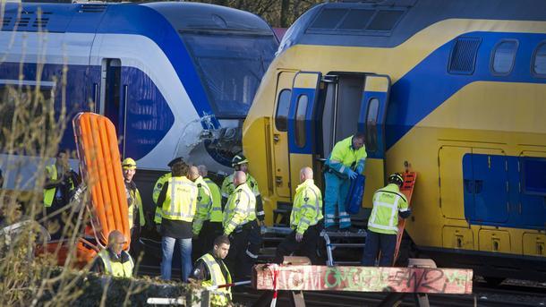 Десетки хора са ранени след сблъсък между два влака в