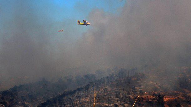 Силен пожар гори в района между Атина и Коринт Властите евакуират