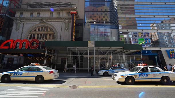 Полицията в Ню Йорк разследва стрелба и инцидент с автомобил в 
