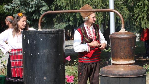 В Троян продължава Българският фестивалът на сливата Кулминацията днес ще