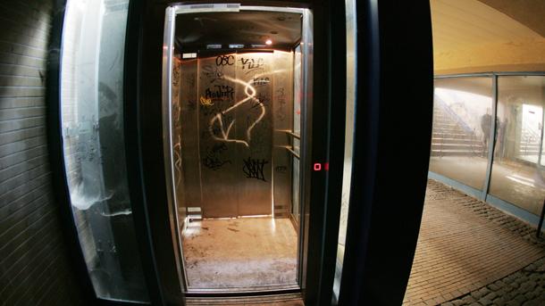 Възрастен мъж е паднал в асансьорна шахта в столичният квартал