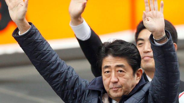 Управляващата коалиция на японския премиер Шинзо Абе печели убедително предсрочните