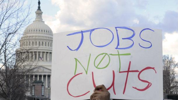 Броят на американците, попълнили молби за помощ при безработица, се