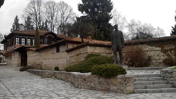 Паметникът на Георги Бенковски в Копривщица се руши На мястото