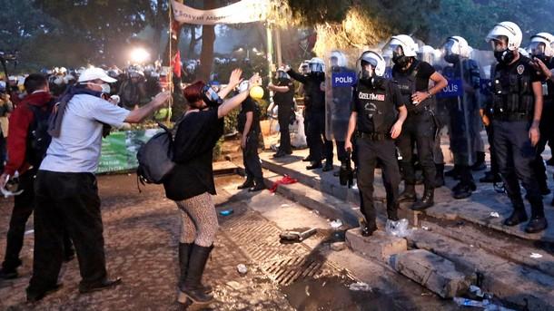 Със сълзотворен газ и палки полицията в Истанбул разпръсна снощи